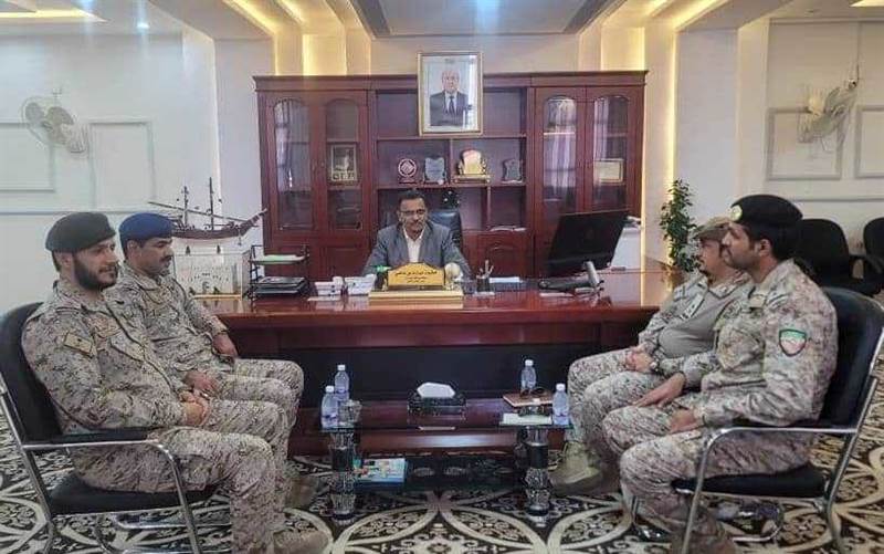 بالتزامن مع غياب المحافظ وقائد المنطقة العسكرية.. وفد سعودي يصل إلى مدنية المكلا عاصمة حضرموت