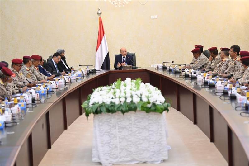 العليمي يلتقي وزير الدفاع وقيادة المنطقة العسكرية الرابعة بعدن