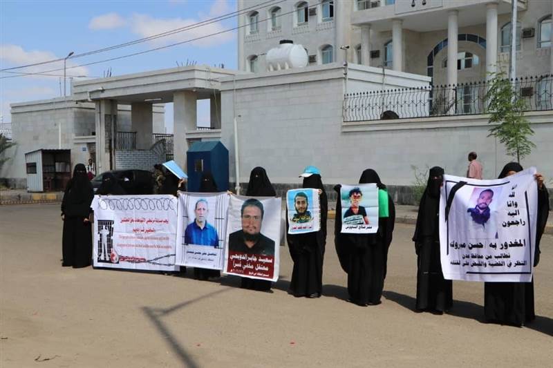 أمهات عدن يجددن المطالب بسرعة الإفراج عن كافة المختطفين والمخفيين قسراً