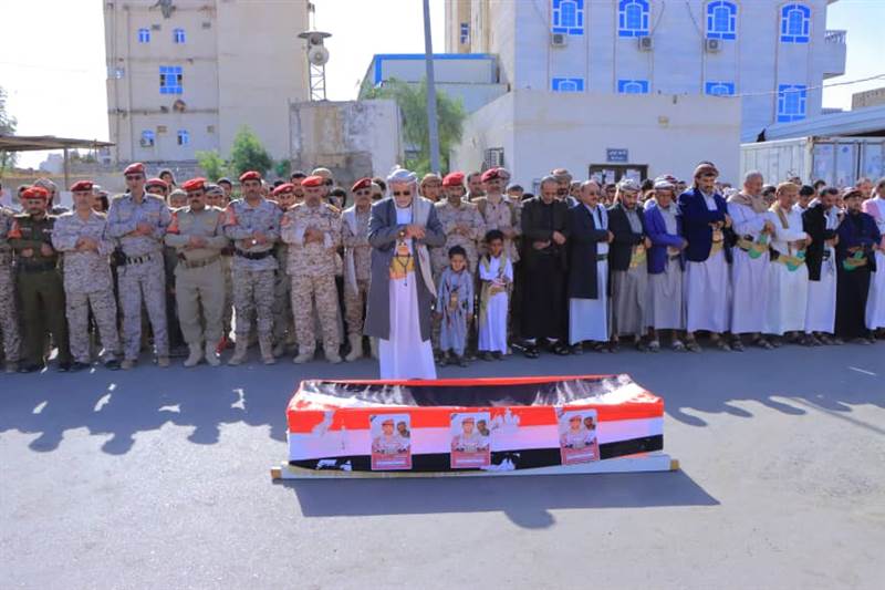 الجيش الوطني يشيع قائد الشرطة العسكرية في محافظة حجة الذي استشهد في مواجهات مع الحوثيين