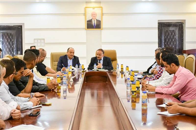 في أول تعليق لها.. الحكومة تكشف حقيقة دخول السفن إلى ميناء الحديدة وتتوعد