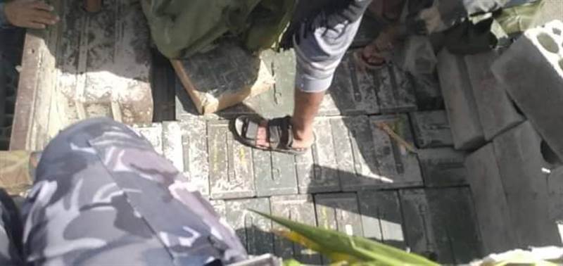 الأجهزة الأمنية بتعز تضبط شحنة أسلحة كانت في طريقها الى مدينة المخاء