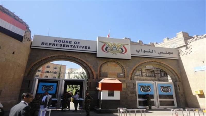 نواب في برلمان الحوثي يغادرون قاعة المجلس بعد اكتشافهم أن الجلسة خصصت لعرض ندوة ضد اللقاحات
