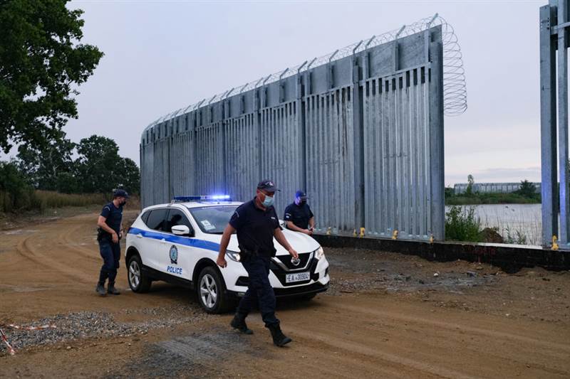 قُدرت بأكثر من مليوني يورو.. صحيفة إسبانية: أثينا تستولي على ممتلكات المهاجرين وتعيدهم لتركيا