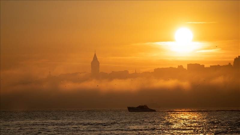 إسطنبول تسبح في الضباب في مشهد ساحر