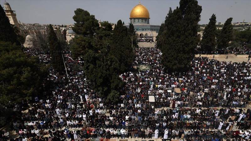 نحو 100ألف مصلي يقيمون أول جمعة من رمضان في المسجد الاقصى