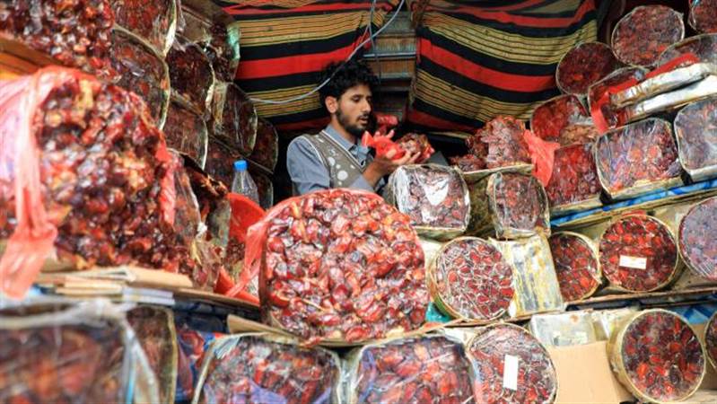 اليمن.. التمور لموائد الأثرياء في رمضان