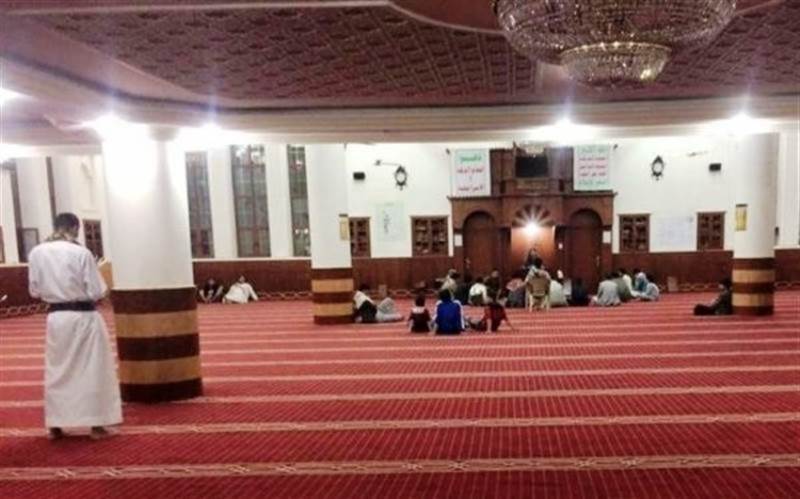 Husi milisler, başkent Sana'daki camileri bastı ve teravih namazını engelledi