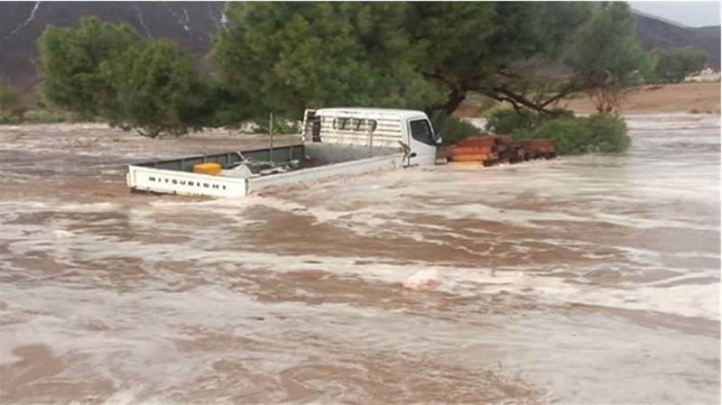 Yemen’de aşırı yağışların oluşturduğu sel bir mahalleyi süpürdü