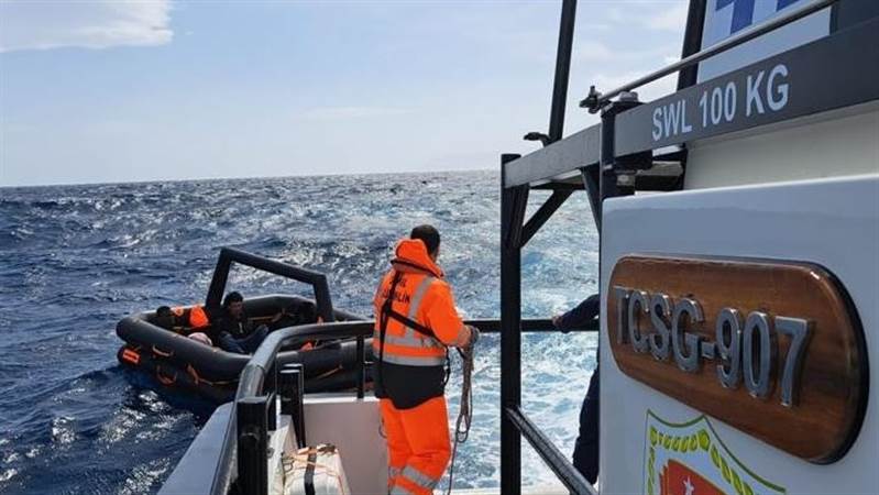 تركيا.. خفر السواحل ينقذ أكثر من 80 مهاجرا قبالة شواطئ إزمير