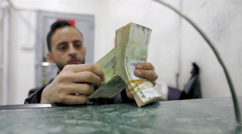 مصادرة أكثر من ثلاثة مليارات دولار.. البنوك تحت سيطرة الحوثيين تحوّل الودائع إلى حسابات جارية