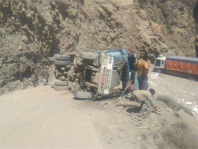 انقلاب شاحنة يتسبب في اغلاق طريق هيجة العبد جنوب محافظة تعز