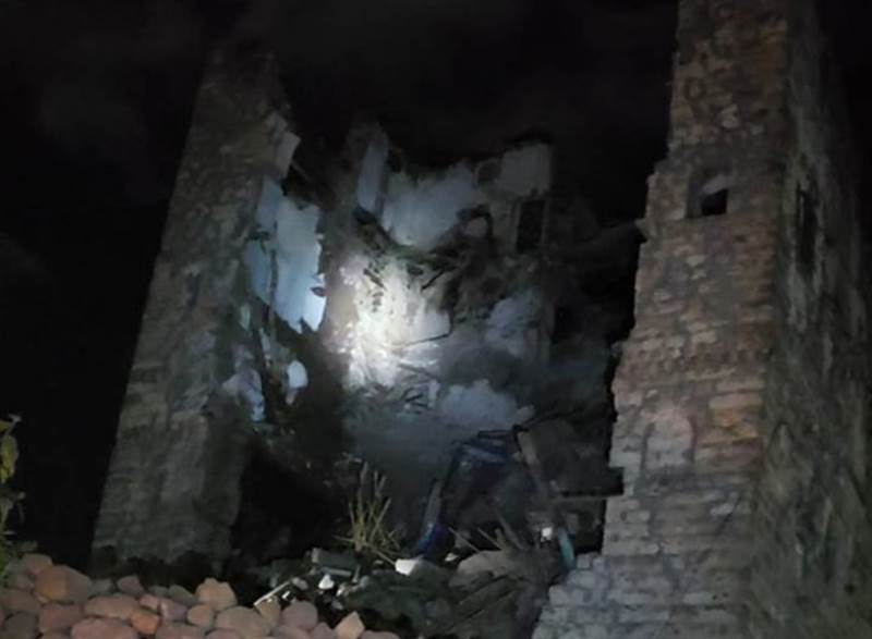 Yemen’in İbb kentinde şiddetli yağışlar sebebiyle tarihi bir ev yerle bir oldu