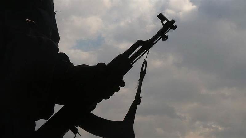 في ظل فوضى انتشار الأسلحة.. مصرع شاب على يد زميله بمحافظة إب
