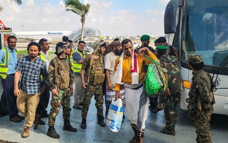 الحكومة: عملية تبادل الأسرى هي الأكبر منذ سنوات