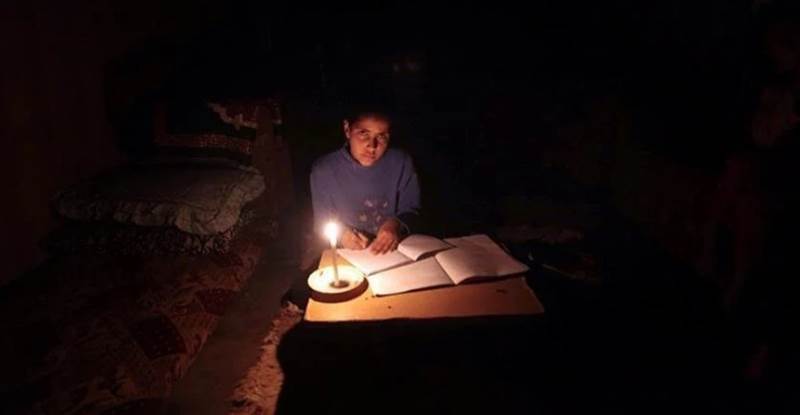 Yemen’in geçici başkenti Aden karanlığa gömüldü