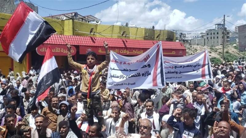 هتفوا للوحدة ورفضوا التقسيم.. متظاهرون في تعز ينددون بالمشروع الانفصالي