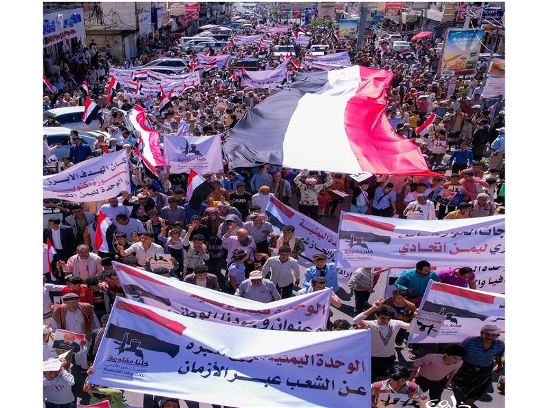 في مسيرة حاشدة.. تعز تهتف للوحدة وتطالب بدعم الجيش الوطني واسقاط الانقلاب واستعادة الدولة