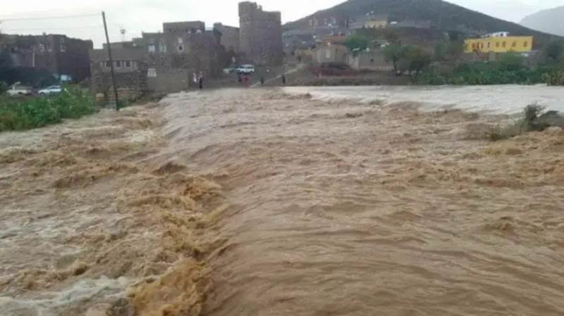إب.. السيول تجرف امرأة وطفل يغرق في حاجز مائي