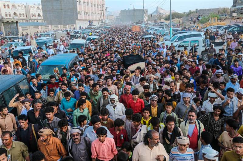 شبوة.. آلاف المواطنين يخرجون في تشييع الشهيد "عبدالله الباني"