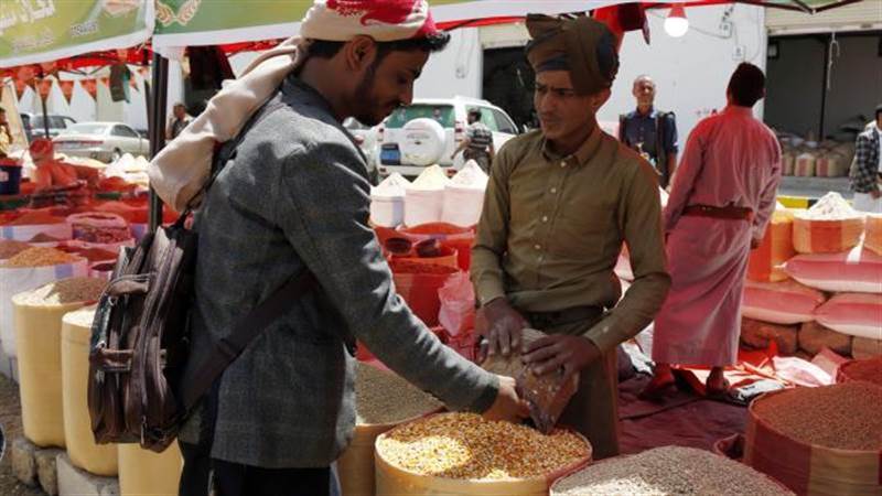 الحكومة تحذر المتلاعبين بأسعار السلع في المحافظات المحررة