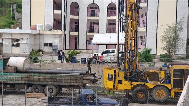 مليشيات الحوثي تهدم سور مدرسة وتعتدي على باحتها في محافظة إب
