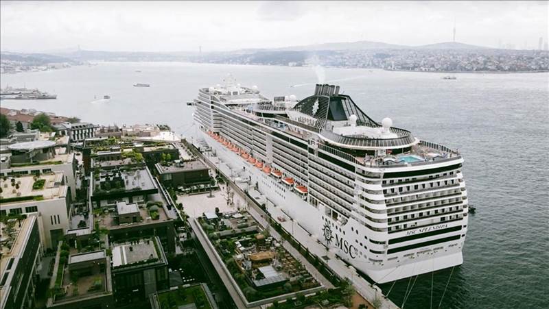 السفن الفندقية العملاقة نموذج سياحي يستمتع بجمال تركيا