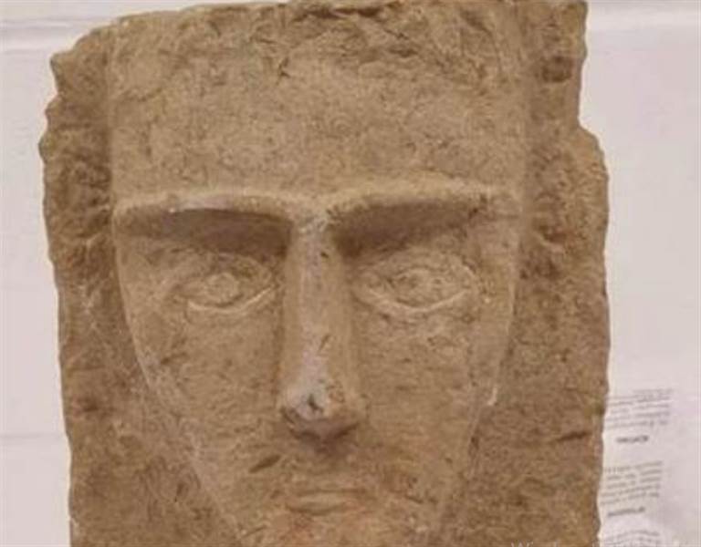 Yemen büyükelçiliği, kaçırılan 4 parça tarihi eseri İngiliz polisinden teslim aldı