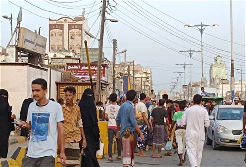 مواطن يضرم النار بجسده احتجاجا على نهب بضاعته من قبل بلدية في عدن