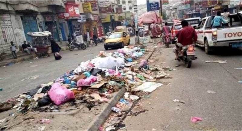 İran destekli Husi milislerin kontrolü altındaki Sana’da biriken çöpler ve kurban artıkları sebebiyle sokaklar geçilemez hale geldi.