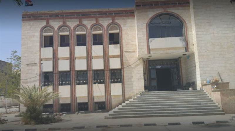 شبوة.. مواجهات عسكرية في مدينة عتق وثلاث مدرعات تقتحم البنك المركزي
