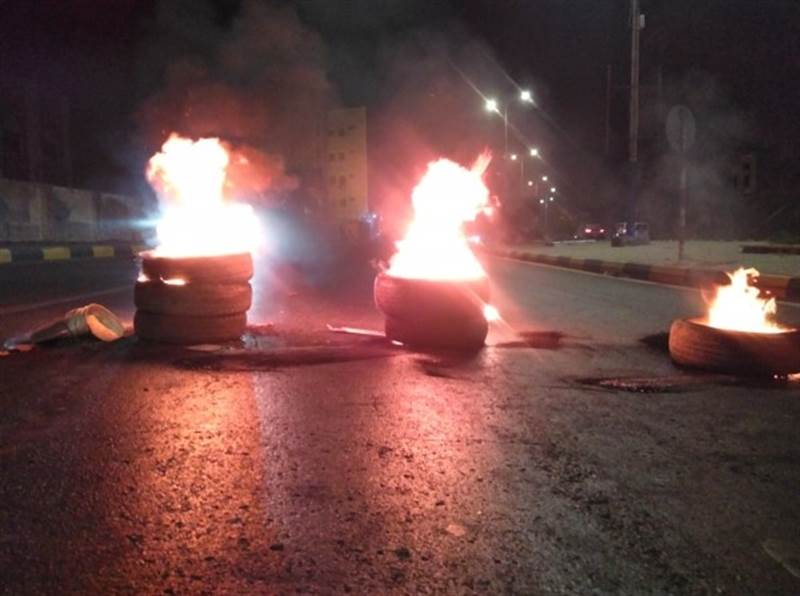 Aden’de ekonomik çöküşü ve hizmetlerin kötüleşmesini kınayan protestolar üçüncü gününde devam ediyor