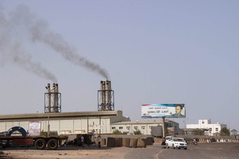 حذرت من دخول المدينة في ظلام دامس.. كهرباء عدن تطالب بسرعة التدخل لتأمين وقود المحطات