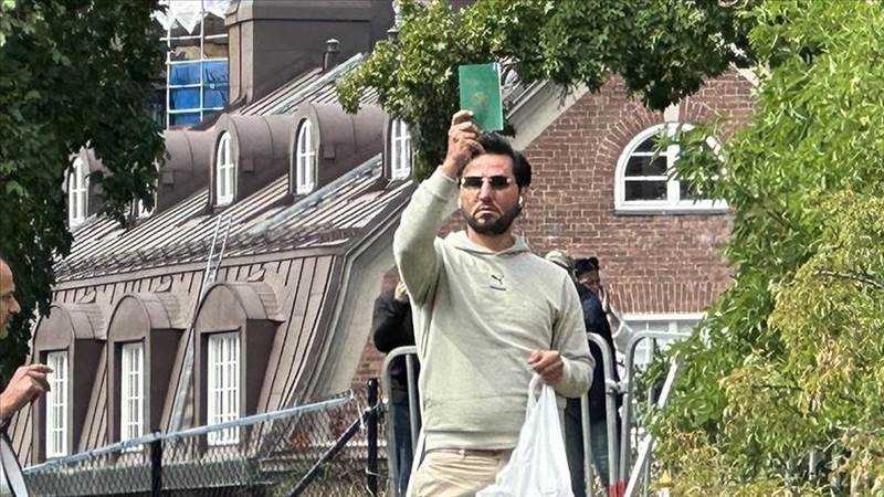 مجموعة متطرفة تحرق نسخة من القرآن أمام سفارة العراق بالدنمارك