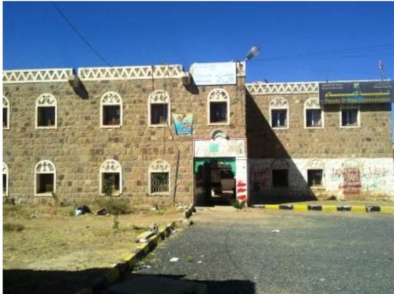 Üniversite öğrencileri, Husilerin kız ve erkek öğrencileri ayırma ve okul günlerini azaltma kararını protesto etmek için öğrenciler greve gitti