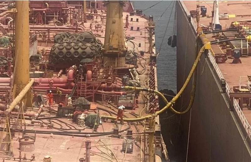 Yemen açıklarında demirli tankerdeki petrolün yüzde 80'i tahliye edildi