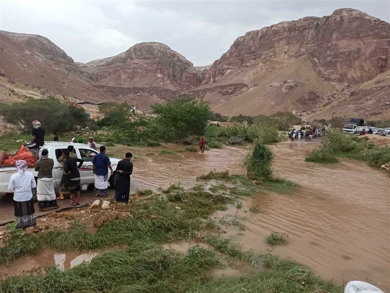 السيول تقطع الطريق الدولي بين مديريتي الهجرين ودوعن