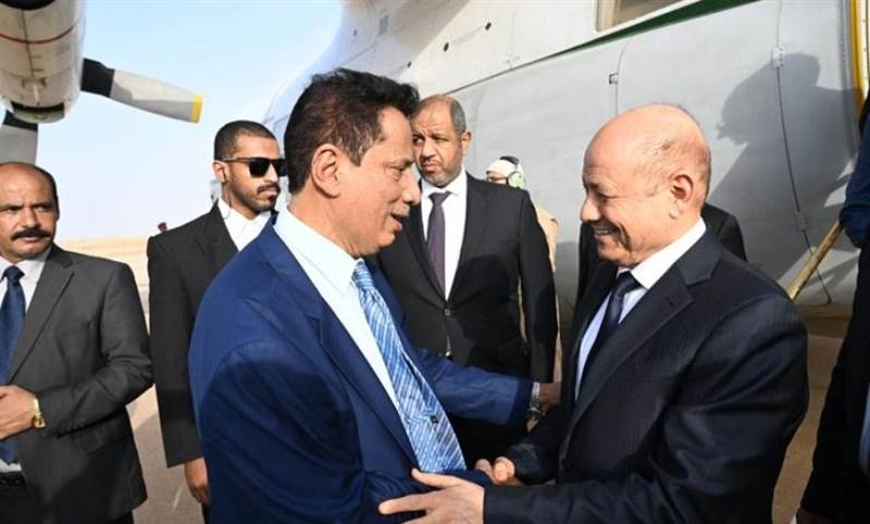 برفقة مسؤولين حكوميين.. العليمي يصل الى محافظة المهرة للمرة الاولى