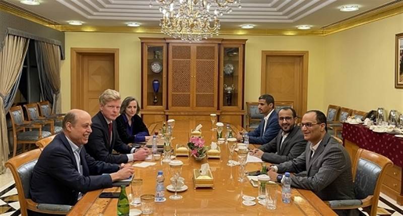 التقى مسؤولين عمانيين وناطق المليشيات.. لمبعوث الأممي في مسقط لبحث جهود السلام