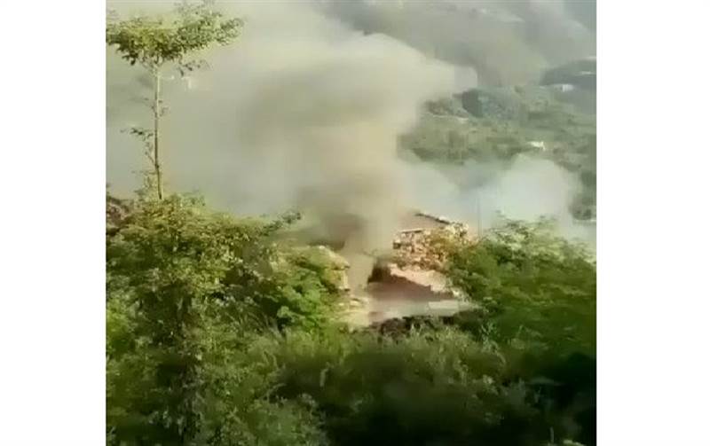 شيخ قبلي يحرق منزلا في إب ويصيب امرأة مسنة بجروح بالغة