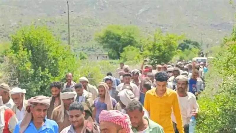 أبناء الضباب في تعز يرفضون حفر آبار عشوائية بمناطقهم بدعم من الإمارات