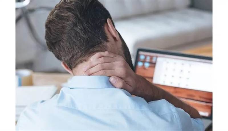 آلام الكتف والرقبة.. الأعراض والأسباب والعلاج