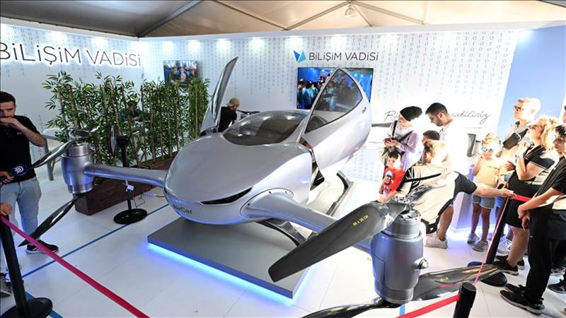 تركيا.. عرض السيارة الطائرة "إيركار" في مهرجان "تكنوفسيت"