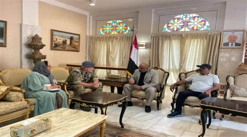 بعد أيام من “حادث مريب” قرب المياه اليمنية.. بريطانيا تناقش “الأمن البحري” مع قائد عسكري يمني