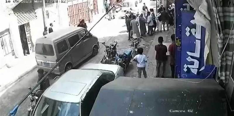 بعد رفضه تركيب كاميرا مراقبة في حوش منزله.. عناصر حوثية تعتدي على طبيب وإخوانه بأعقاب البنادق في محافظة إب (فيديو)