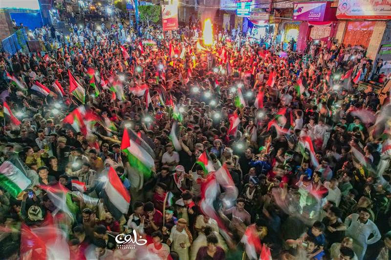 Taiz şehrinin merkezinde Ekim Devrimi'nin 60. yıl dönümü kutlandı