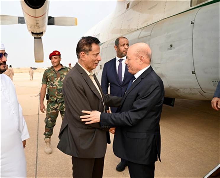 العليمي يصل الى محافظة المهرة دعما لجهود السلطات المحلية في مواجهة إعصار "تيج"