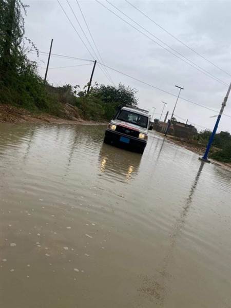 إعصار "تيج".. الهلال الأحمر في المهرة يناشد الحكومة انقاذ العالقين بعد فشل فرقه من الوصول اليهم