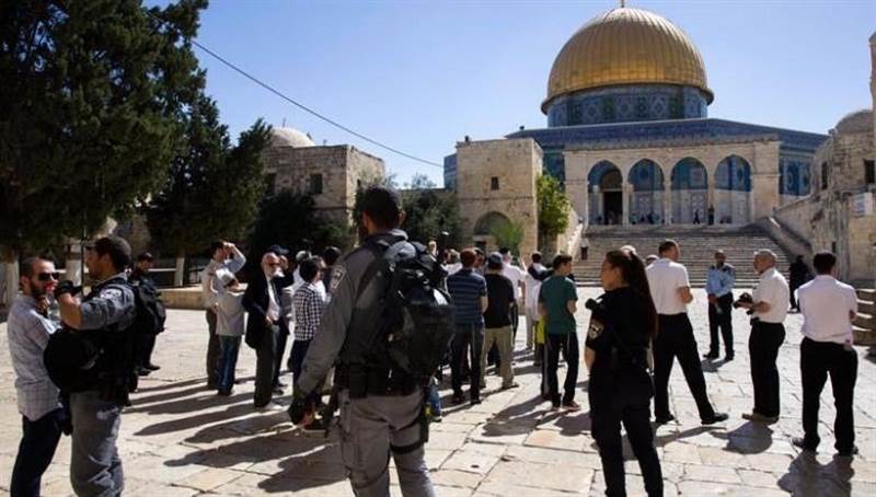 عشرات المستوطنون يقتحمون باحات الأقصى بحماية من الشرطة