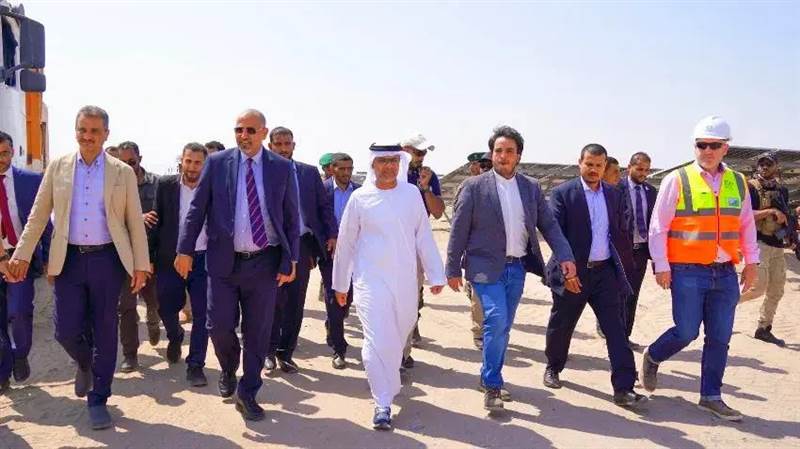 في ظل غياب تام للحكومة الشرعية.. السفير لإماراتي يتجول في العاصمة المؤقتة عدن ويفتتح المشاريع